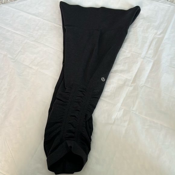 EUC Lululemon In The Flow Crop II Size 4 - Picture 5 of 7